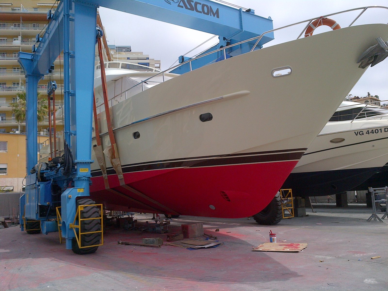 Yacht sur le ber du chantier naval pendant son carénage