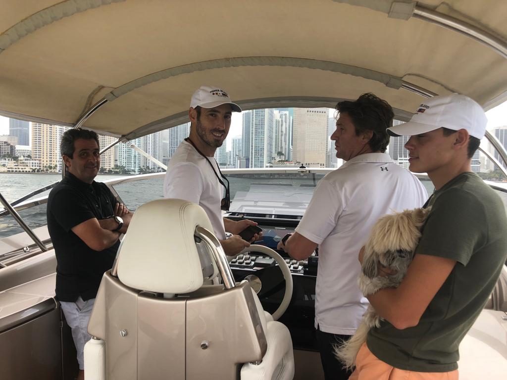 Capitaine et équipage à la barre d'un yacht en navigation