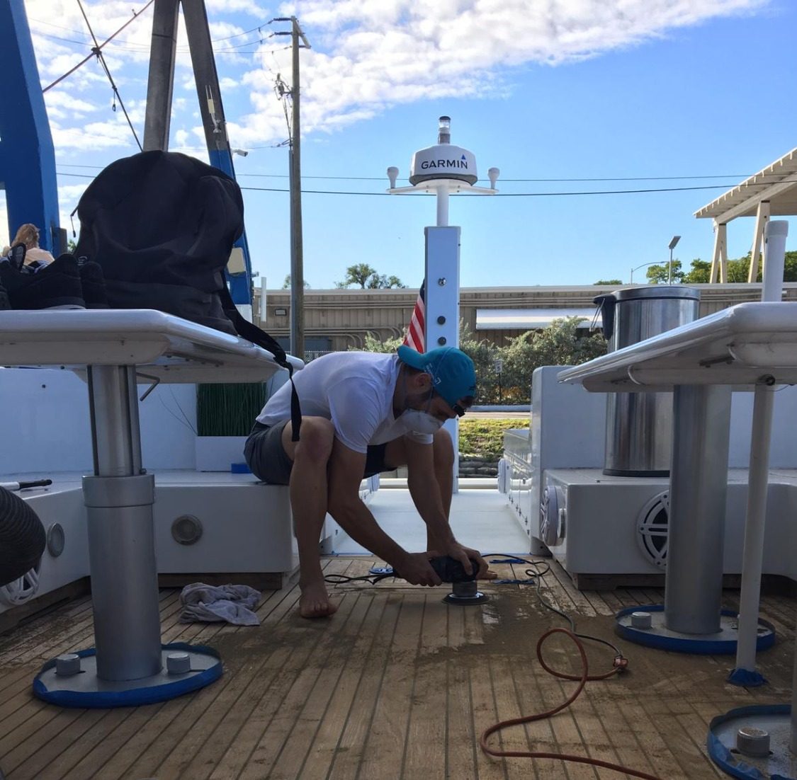 Ponçage et entretien d'un pont en teck sur un yacht